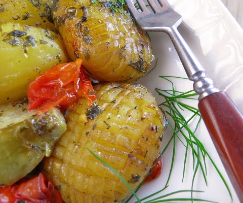 Ziemniaki w marynacie ziołowej pieczone z kalarepą i pomidorkami