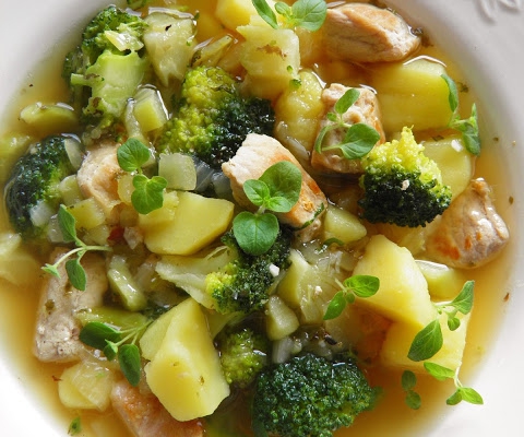 Zupa z brokułami, ziołami i szynką