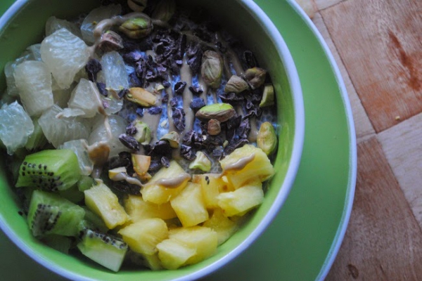 588. Kokosowy pudding chia z ananasem, kiwi, pomelo, pistacjami, tahini i kakaowcem