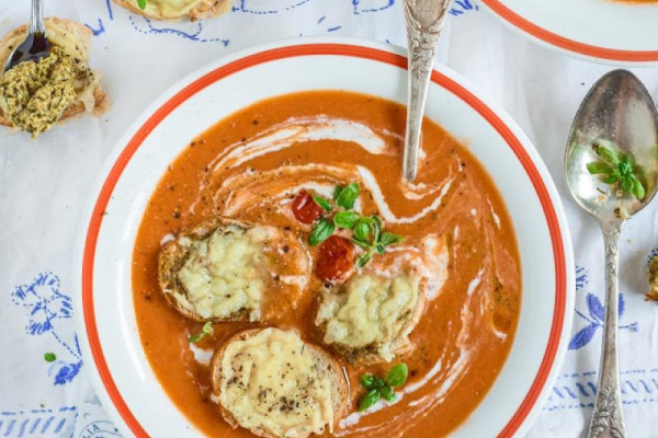 Zupa krem z pieczonych pomidorów z grzankami serowymi