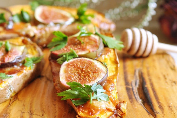 Pieczone bataty z serem pleśniowym i figą