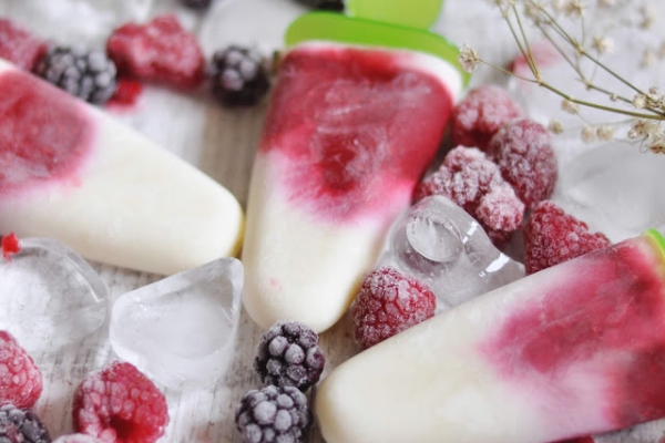 Proste i zdrowe lody jogurtowo-malinowe