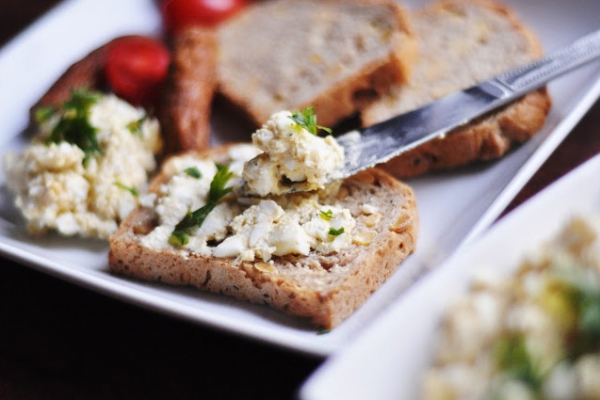 Pasta jajeczna z serem feta