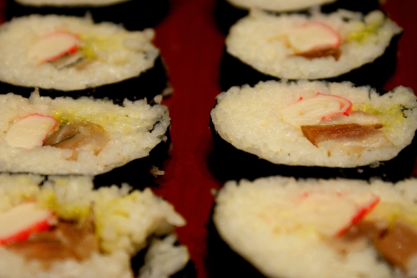 Sushi Futomaki z makrelą, surimi i wasabi