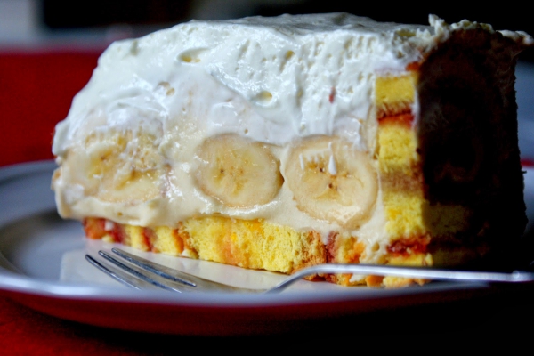 Kremowe ciasto na roladzie truskawkowej z bananami