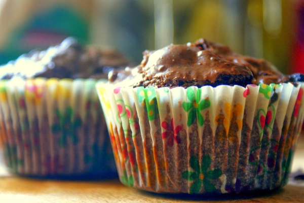 Brownie muffiny z kawałkami czekolady i orzechami laskowymi