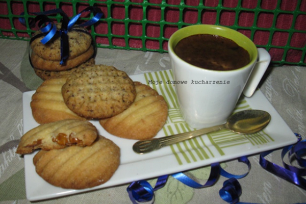 Ciasteczka z orzechami lub kawą