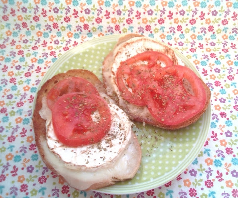 Błyskawiczny piątek - Grzanki z camembertem i pomidorem