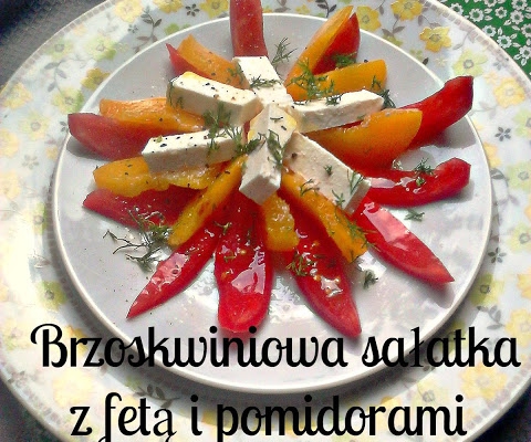 Brzoskwiniowa sałatka z fetą i pomidorami