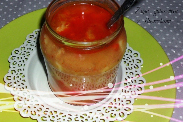 Zupa gulaszowa z lanymi kluseczkami