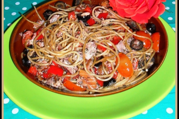 Razowe spaghetti z łososiem i pomidorkami koktajlowymi