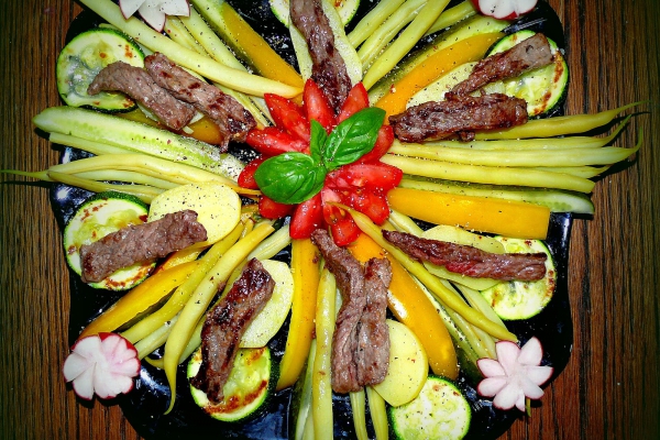 warzywny talerz z odrobiną grillowanej wołowiny