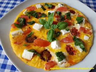 Omlet z chorizo,pomidorami i fetą