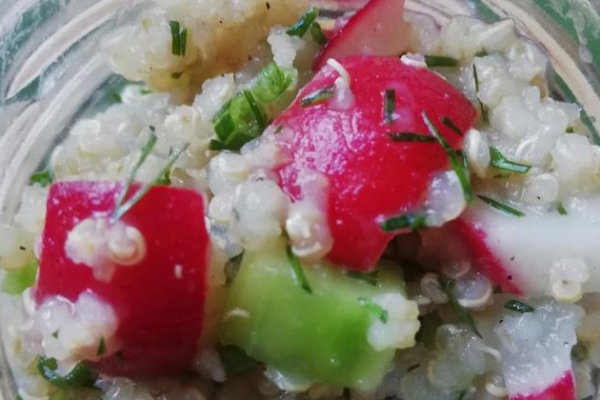 Wiosenna sałatka z komosą ryżową (quinoa)