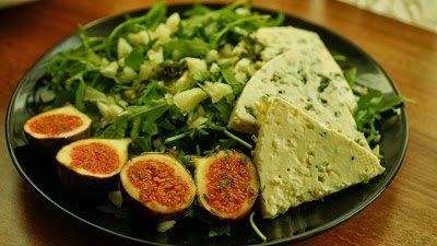 Sałata z serem pleśniowym i figami polana sosem miodowo-tymiankowym