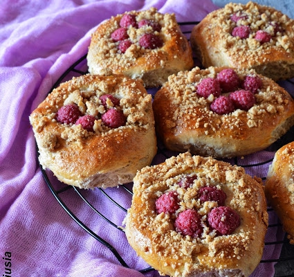 Drożdżówki z malinami i mąką kasztanową