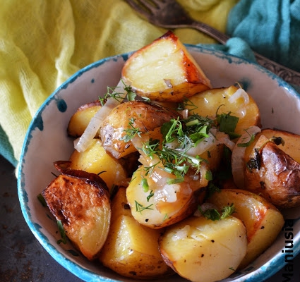 Ziemniaki pieczone z ziołami i cebulą
