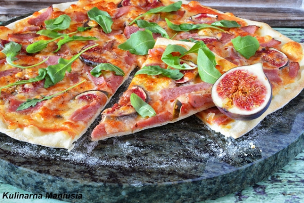Pizza z szynką wędzoną i figą