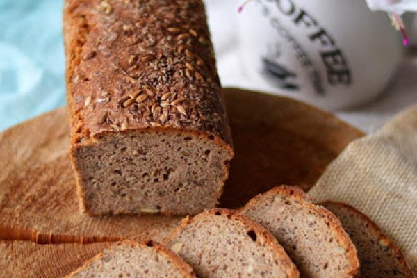 Chleb na zakwasie z mąki pełnoziarnistej pszennej i żytniej
