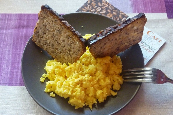 Jajecznica z żółtym serem :-) z cyklu  Wypiekanie na śniadanie