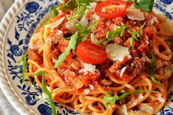 Makaron spaghetti z sosem pomidorowym i warzywami