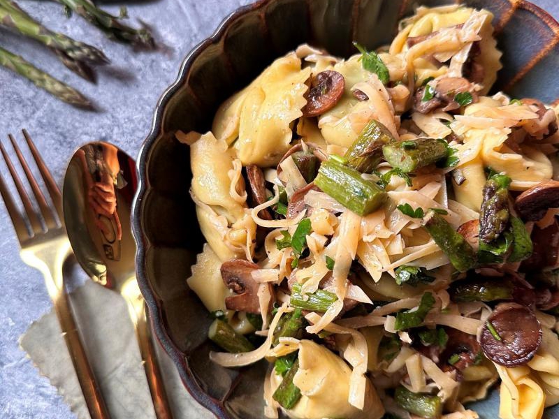 Sałatka z tortellini i szparagami