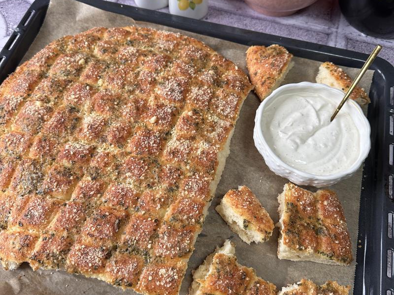 Odrywamy chlebek czosnkowy