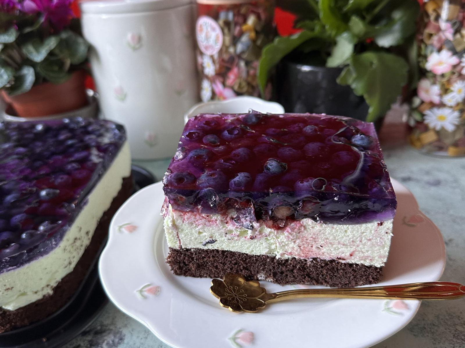 Wiosenne ciasto z owocami i galaretką