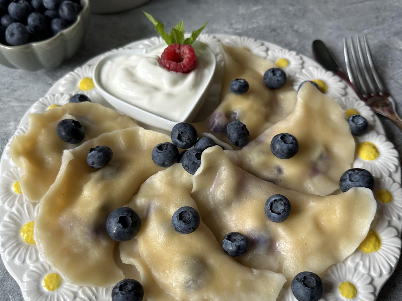 Pierogi z twarogiem i borówkami