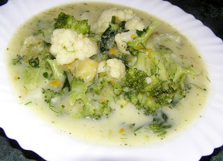 kalafiorowo-brokułowa zupa na mleku z makaronem...