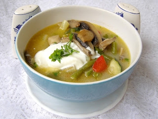 pieczarkowo-warzywna zupa na maśle z serkiem topionym...