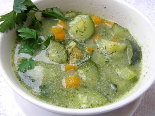 zupa  zielono mi :szpinak,cukinia, warzywa, czosnek, masło..