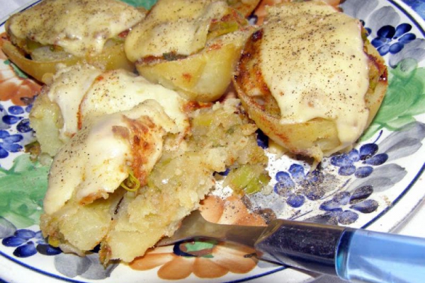ziemniaki nadziewane porami,mozarellą,serem z piekarnika