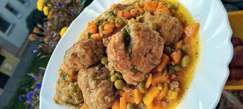 pyszne drobiowe kotleciki w sosie z groszkiem i marchewką...