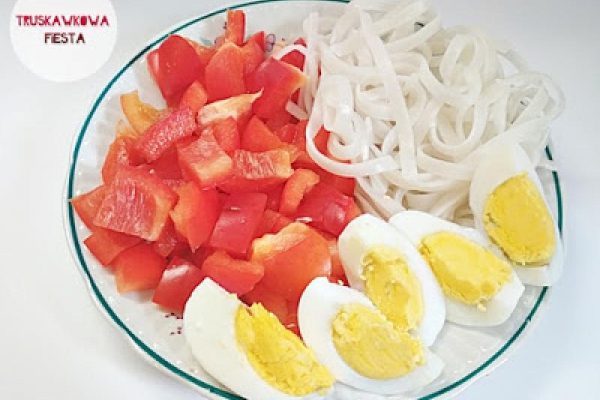 Jaja gotowane na twardo z papryką czerwoną i makaronem ryżowym