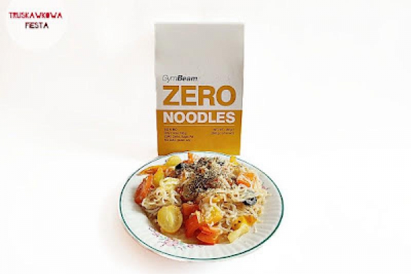 Mozzarella light z makaronem zero noodles, papryką czerwoną , pomidorkami i oliwkami