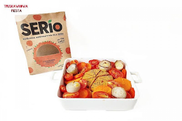 Pieczony SERio z batatem, marchewką, pomidorkami i szalotką
