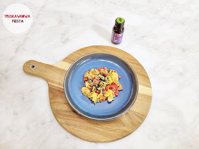 Śledzie z mieszanką warzyw, pieczarkami, papryką czerwoną, kiszoną kapustą w sosie ketchupowo-majonezowym i shotem YourShot