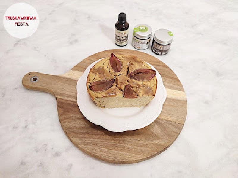 Ciasto ciecierzycowe z bananem, śliwką, pastą waniliową i pastą z tonki