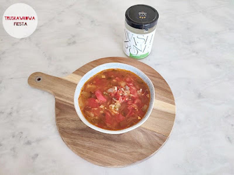 Zupa z sercami drobiowymi, pomidorem, ogórkiem kiszonym, kiszoną kapustą na bazie organicznego bulionu warzywnego