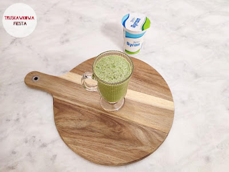 Koktajl z szpinakiem, jarmużem, selerem naciowym, odżywką białkową i ayranem naturalnym