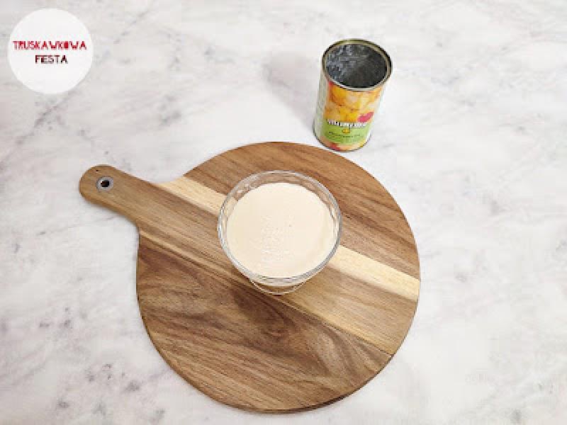 Koktajl z mieszanką owocową i jogurtem naturalnym