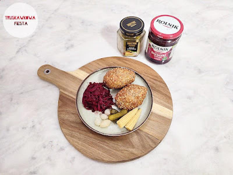 Kotlety mielone wieprzowe z kaszą gryczaną białą, piklami warzywnymi i buraczkami