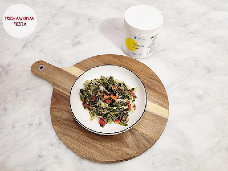 Żołądki z kurczaka, kiszona kapusta, pieczarki, papryka czerwona, szpinak, kapusta pekińska i miksem sałat z kolagenem