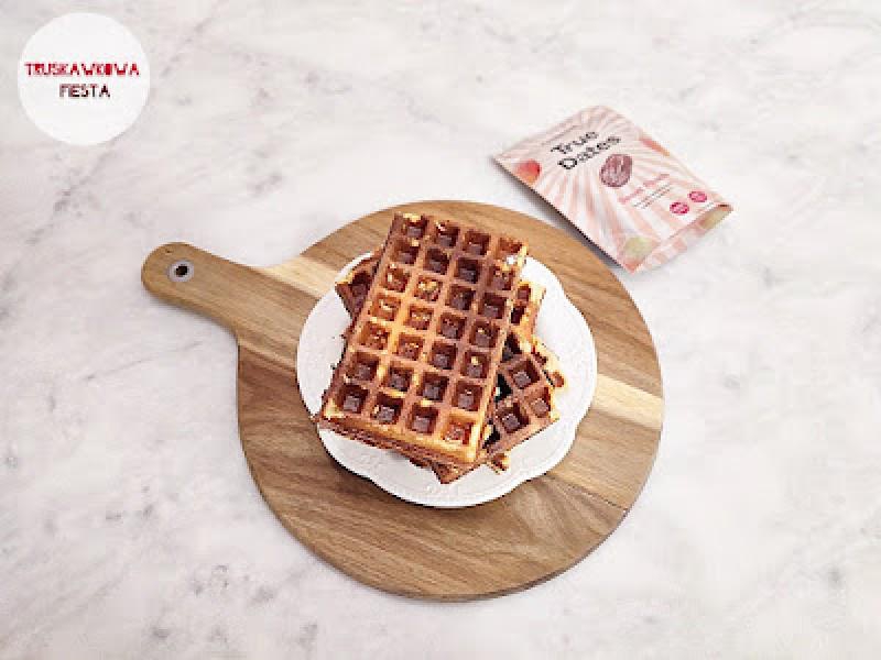 Gofry kokosowo-migdałowe z  twarogiem, bananem i daktylami sweet peach