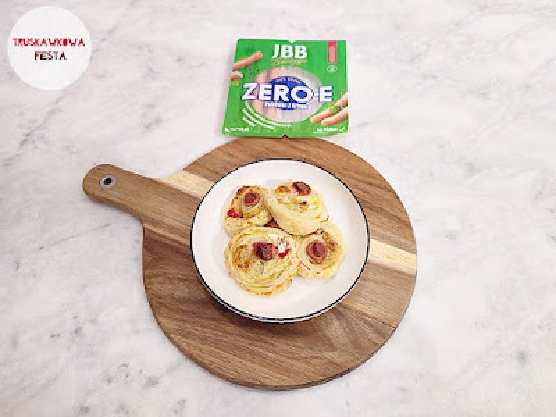 Ślimaczki z ciastka francuskiego z parówkami, mozzarellą, papryką czerwoną, gruszką i skyrem