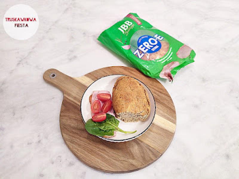 Szynka wędzona z chlebkiem owsianym z serka włoskiego z air fray era