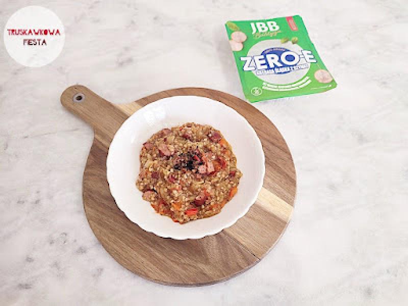 Kaszotto gryczane z kiełbasą śląską z szynki, papryką czerwoną, pomidorkami, gruszką i cebulą białą