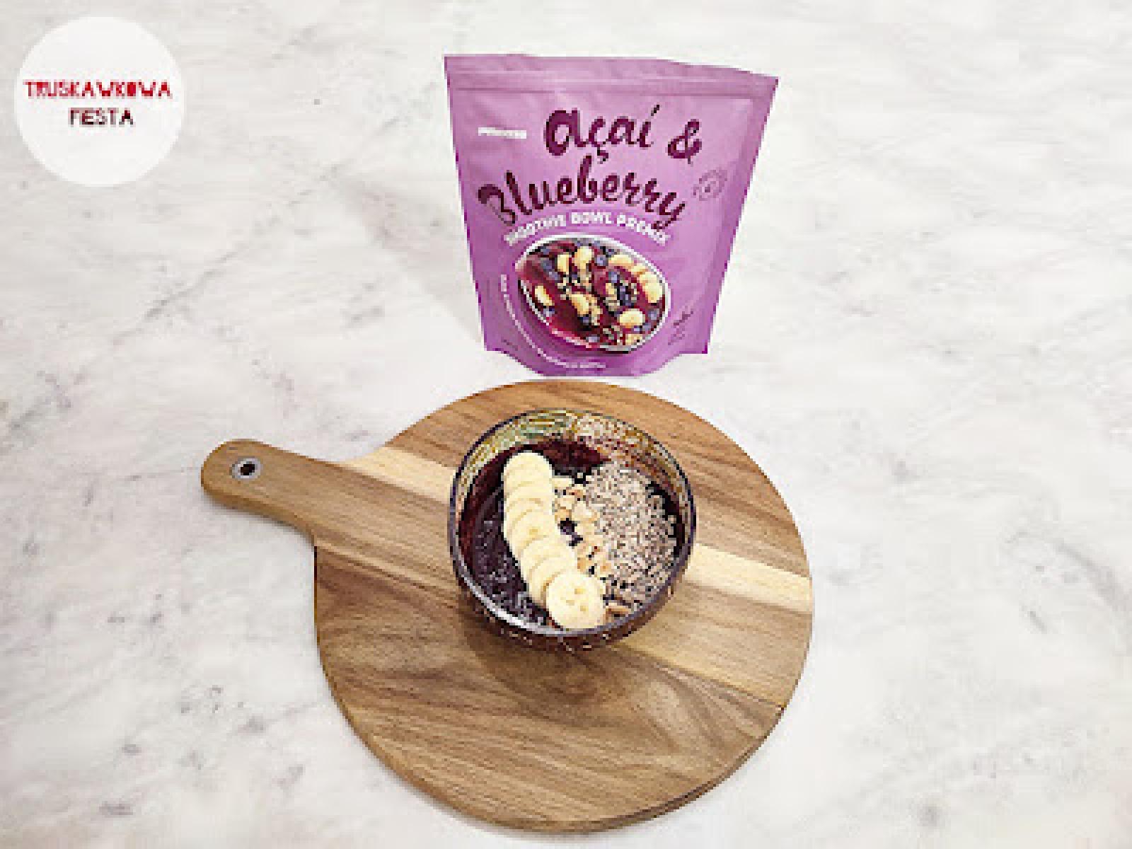 Smoothie bowl acai i owoce jagodowe z nasionami słonecznika, orzechami ziemnymi i bananem