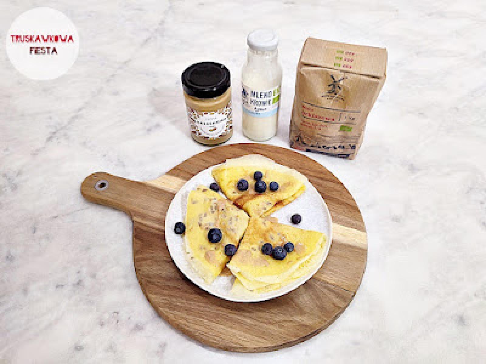 Naleśniki orkiszowe z mlekiem krowim bio, pastą orzechową, nasionami słonecznika i orzechami ziemnymi